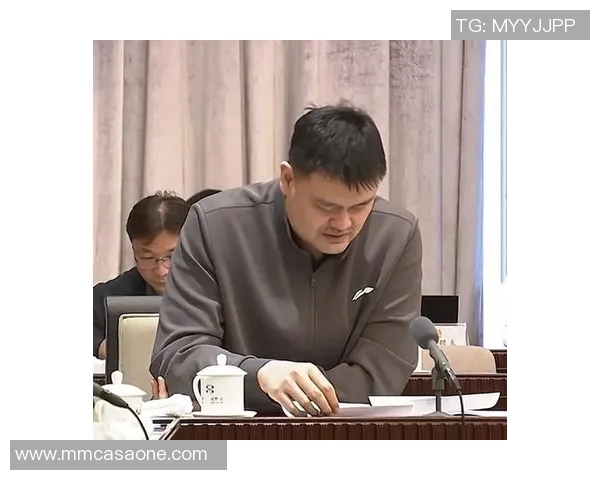 姚明街头校服引发热潮青少年时尚新风潮的背后故事