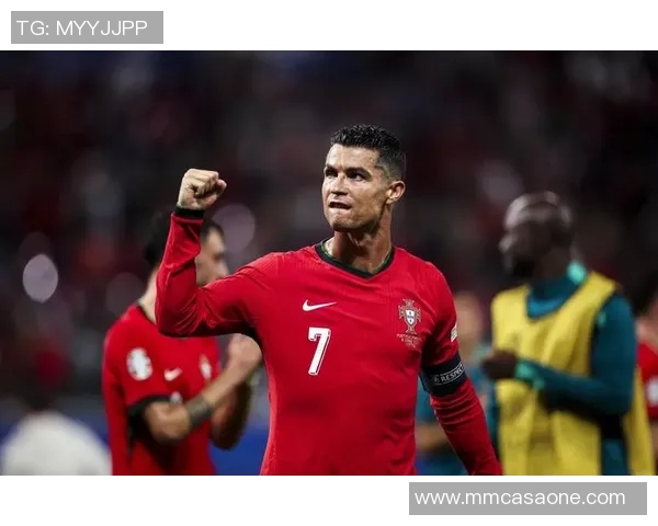 足球巨星C罗化身老年人展现人生智慧与足球情怀 足球巨星C罗化身老年人展现人生智慧与足球情怀